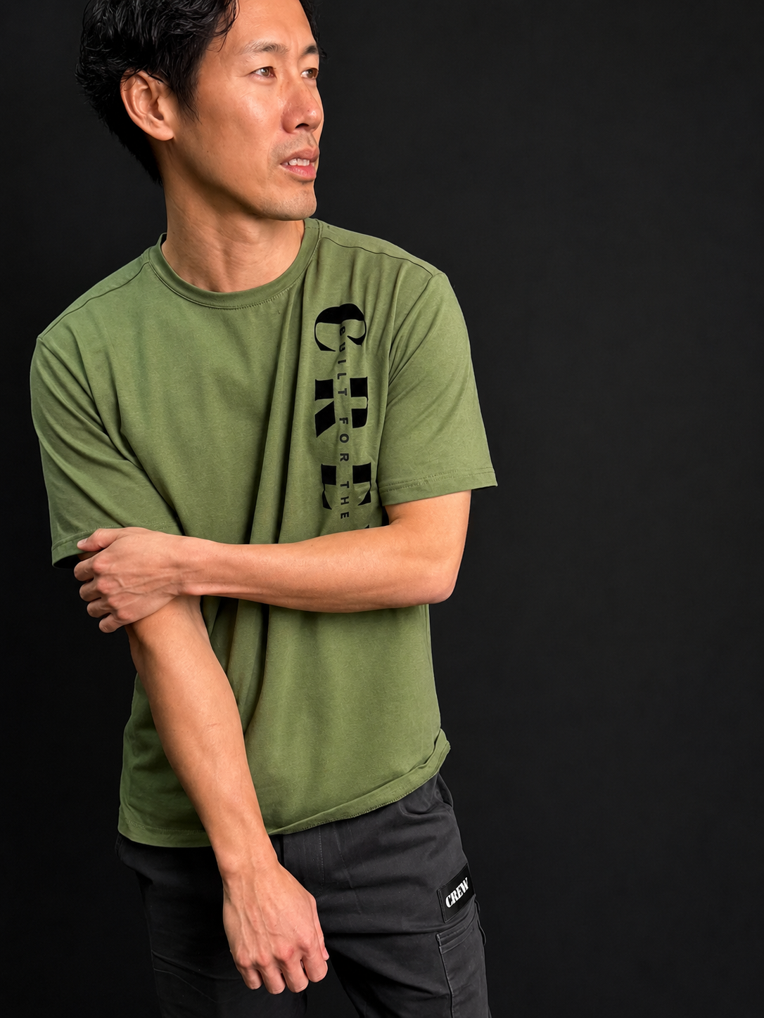 A man wearing an olive green crewneck t-shirt.  crew tradie Aussie work wear tee