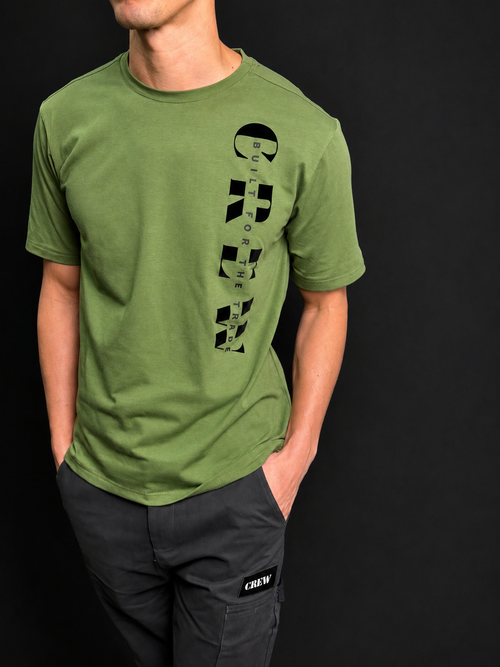 A man wearing an olive green crewneck t-shirt.  crew tradie Aussie work wear tee